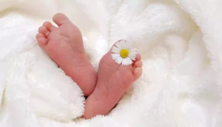 مراقبت از پاهای کوچک نوزاد [از بدو تولد تا اولین قدم‌ ها]