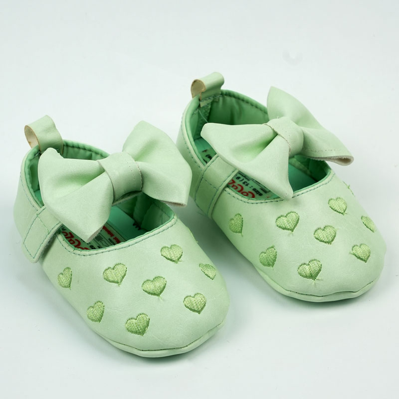 پاپوش کودک دخترانه طرح چرم قلبی رنگ سبز