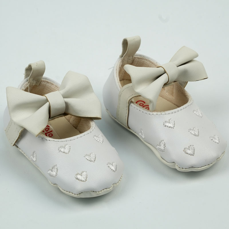 پاپوش کودک دخترانه طرح چرم قلبی رنگ سفید