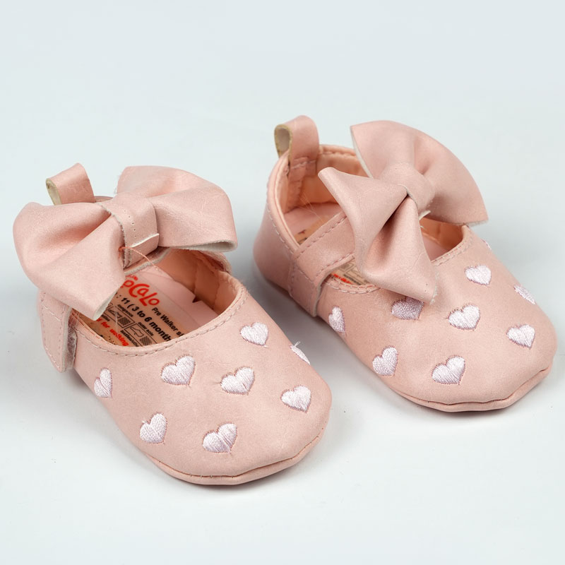 پاپوش کودک دخترانه طرح چرم قلبی رنگ صورتی