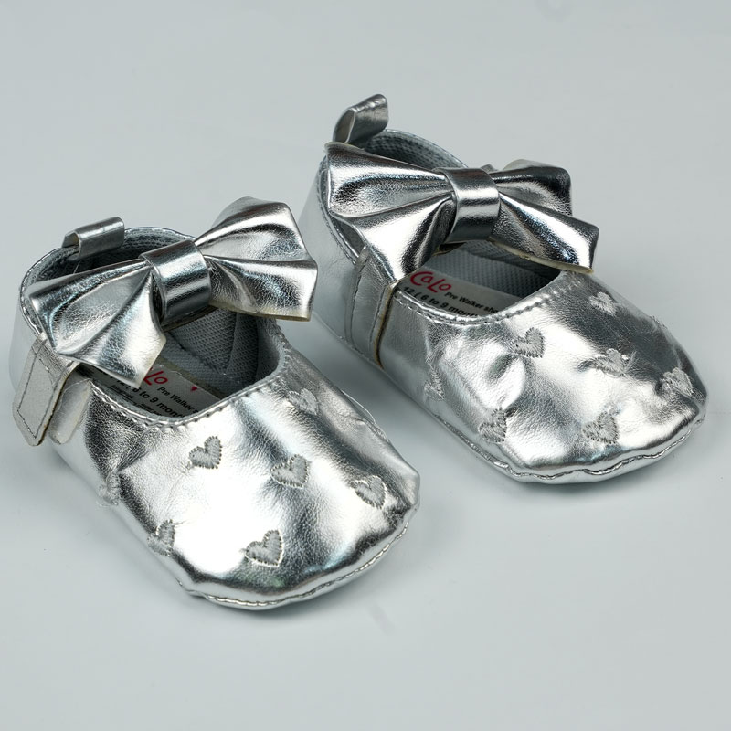 پاپوش کودک دخترانه طرح چرم قلبی رنگ طوسی